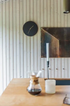 - Vægur - Mørk Eg/Sort - Guld visere - Ø28 cm^Hemverk Sale