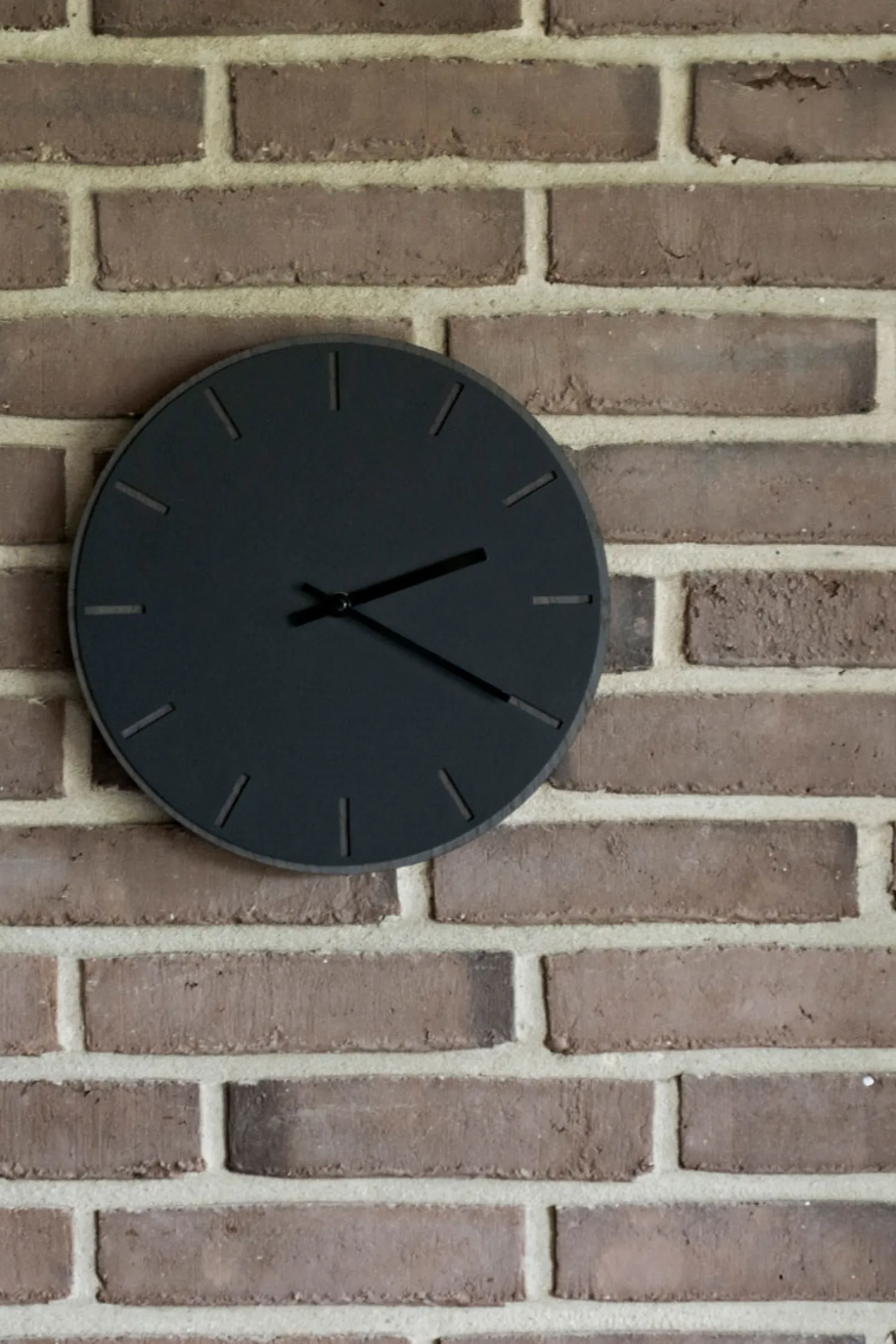 - Vægur - Mørk Eg/Sort - Sorte visere - Ø38 cm*Hemverk Sale