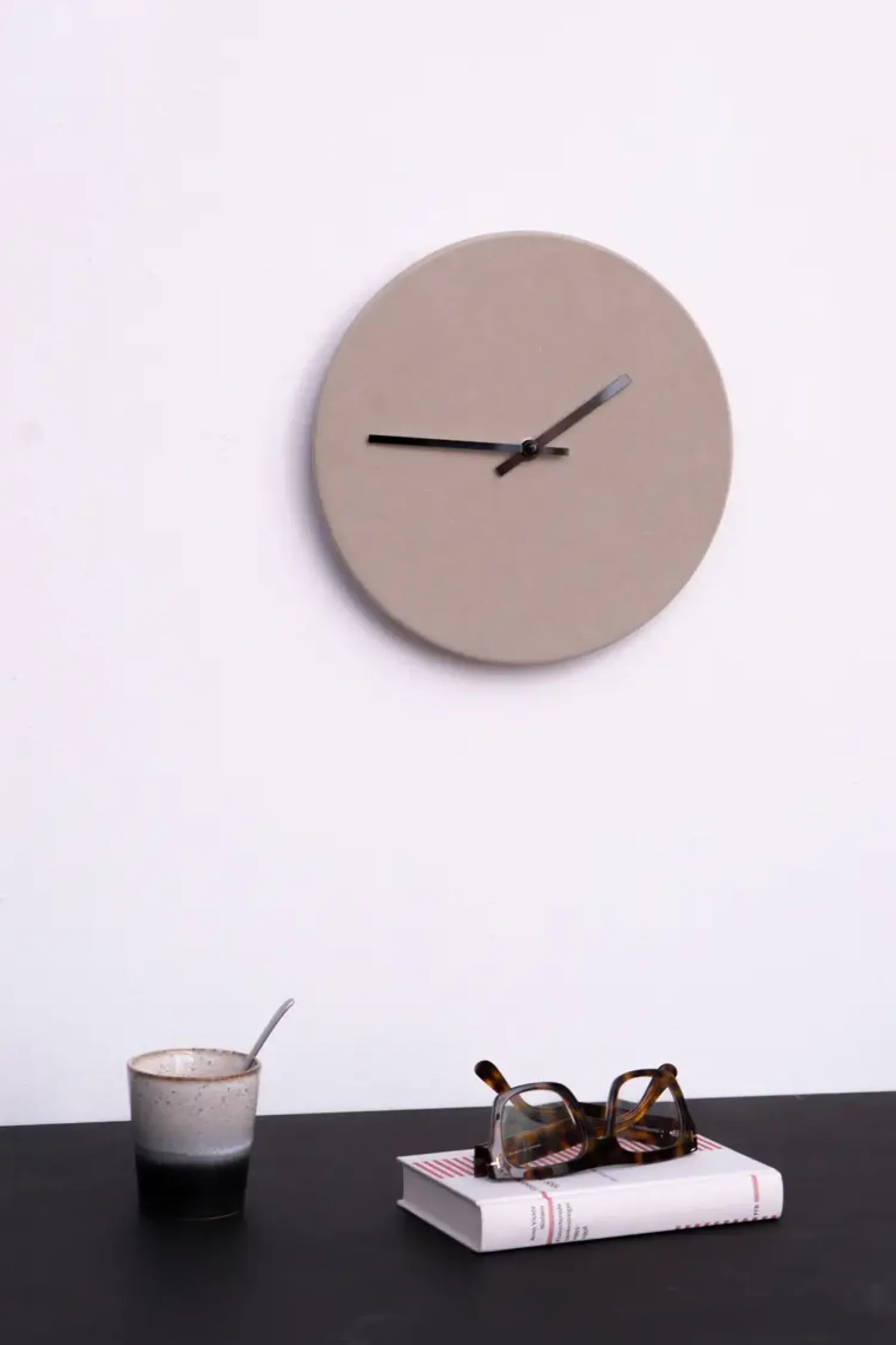 - Vægur - Shape Chocolate - Guld visere - Ø28 cm*Hemverk