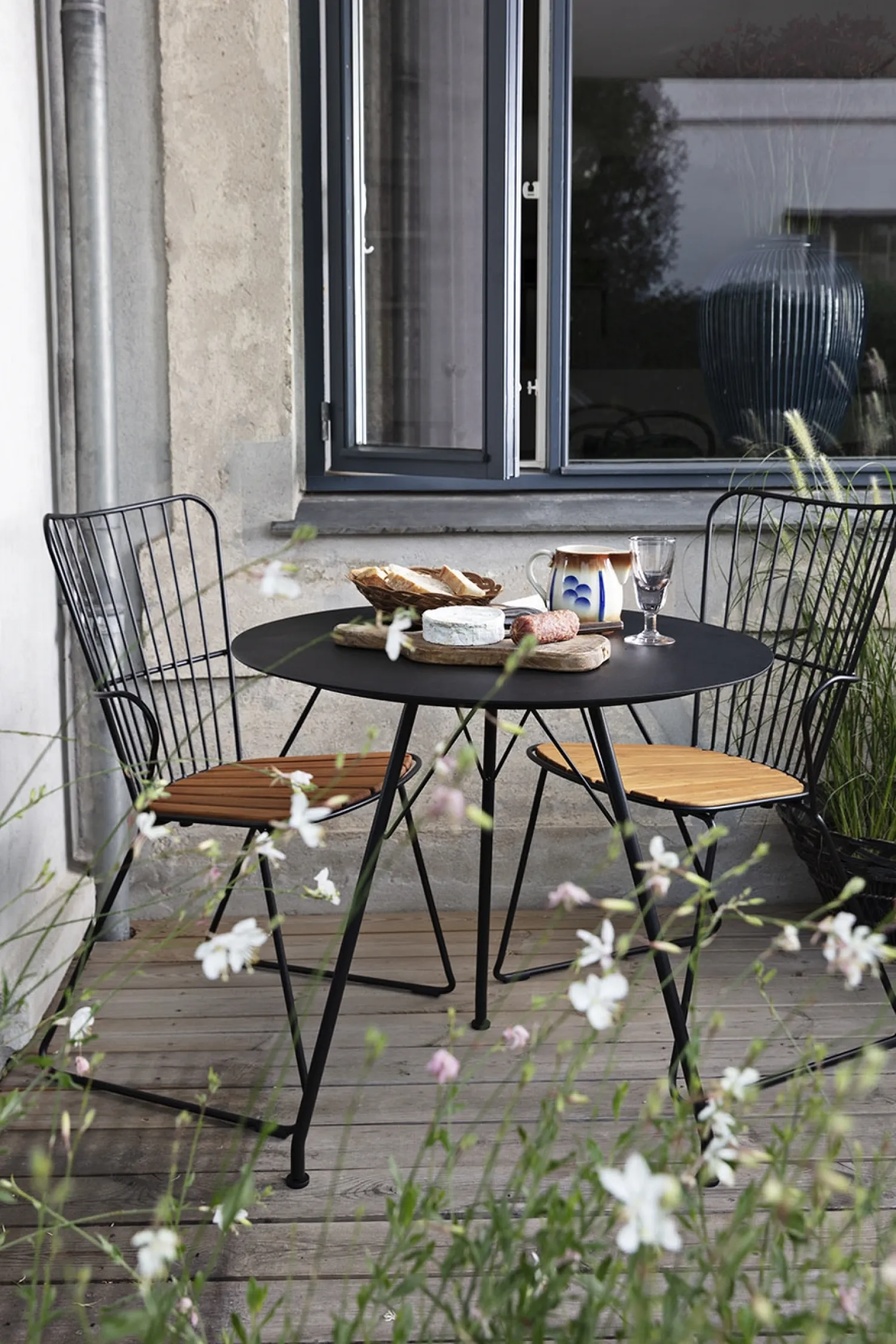 - CIRCUM Café table Ø74 - Black. Frame^Houe Hot