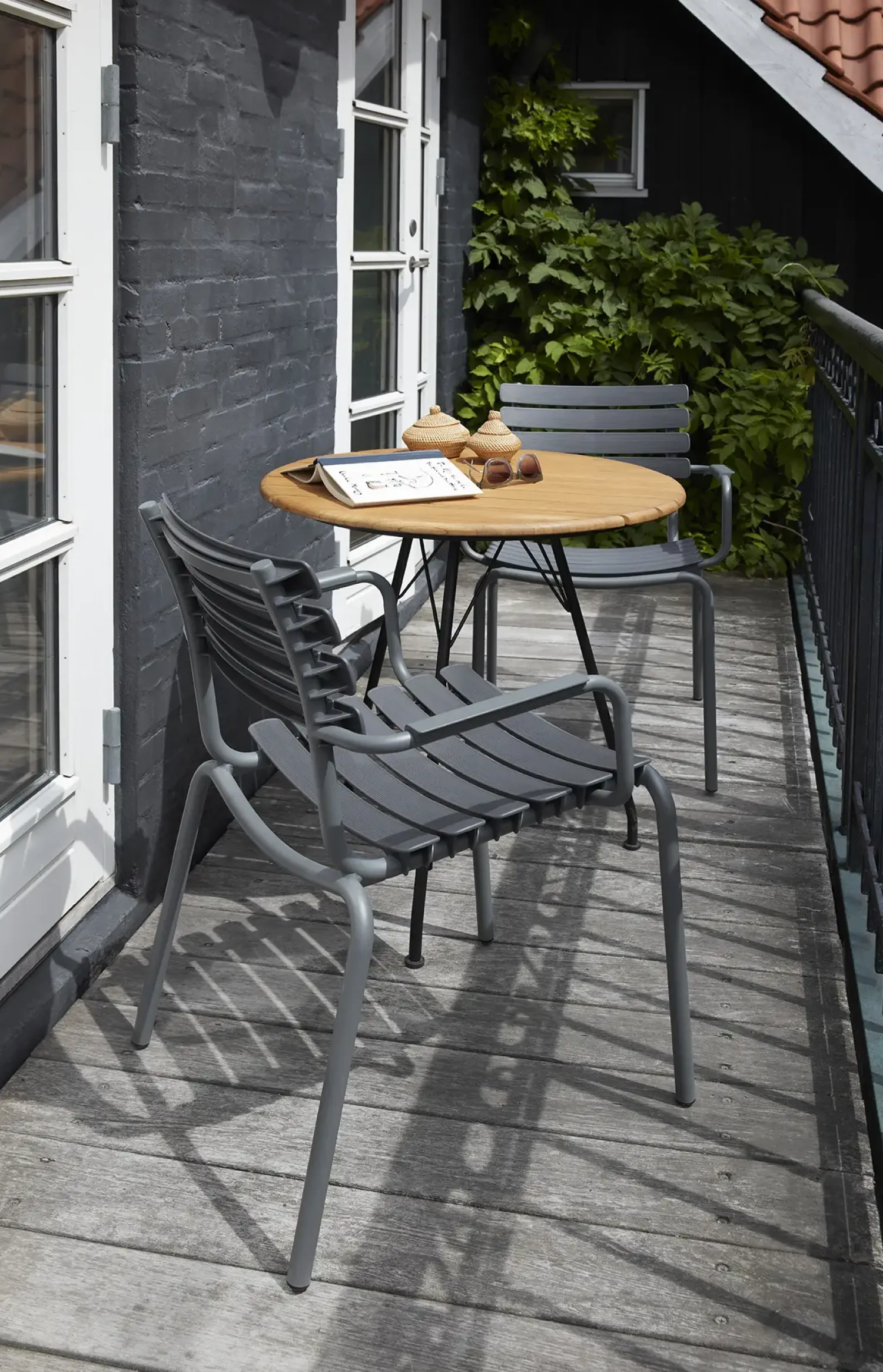 - ReCLIPS Dining chair - Black. Armrest*Houe Hot