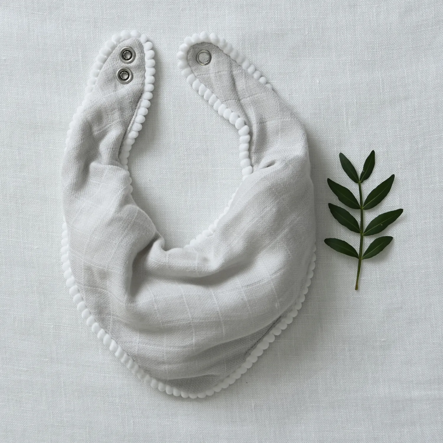 - Hagesmæk - Pom Pom Textile Bib - Lys Grå*Jack o Juno Online