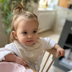 - Hagesmæk - Pom Pom Textile Bib - Sand*Jack o Juno Clearance