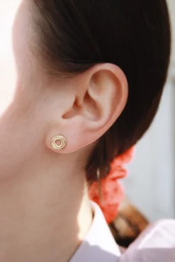 - Uno Ear Stud, guld^JUKSEREI Online