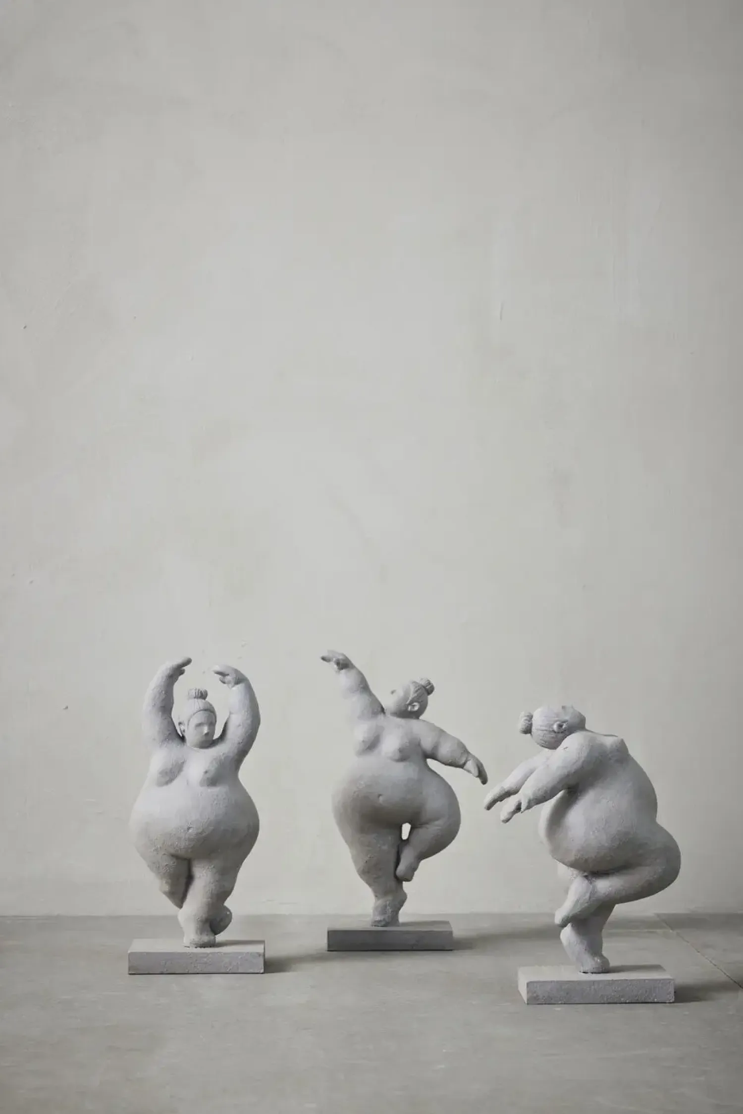 - Serafina kvinde figur H28,8 cm. grå^Lene Bjerre New