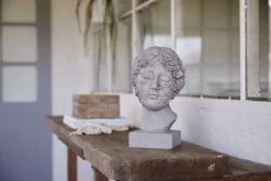 - Sielle figur kvinde m. blomster 31 cm. grå^Lene Bjerre Discount