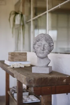 - Sielle figur kvinde m. blomster 31 cm. grå^Lene Bjerre Discount