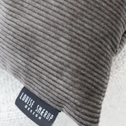 - Pude i fløjl m. strop - Taupe - 50x80 cm*Louise Smærup Hot