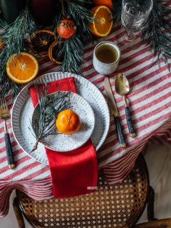 - Dug - Misty - Square - Real Red / Rød - 145x250 cm^Lovely Linen Clearance