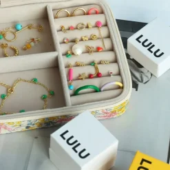 - Ørestikker - Topping Short Love U - Guld - 1 stk.*LULU Copenhagen Sale