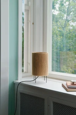 - Bordlampe - Ro Ø23 Table Lamp - Jute^Made by Hand