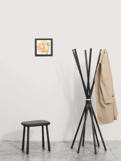 Møbel Copenhagen - COAT stumtjener i sort lakeret ask^Addinterior Online