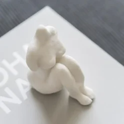 - ART PIECE Sitting Woman - Off-white*Mette Ditmer New