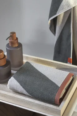 - DIAGONAL bath towel - Dark olive*Mette Ditmer Clearance