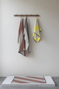 - DIAGONAL guest towel, 2-pack - Yellow*Mette Ditmer Online