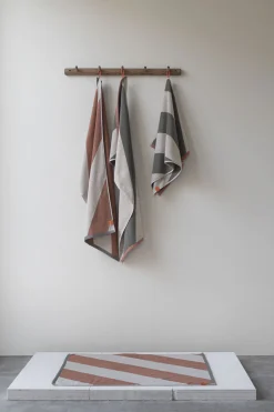 - DIAGONAL towel - Dark olive*Mette Ditmer Online