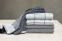 - FLINESTEN badehåndklæde, sort / råhvid*Mette Ditmer Online