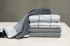 - GRID badehåndklæde, sort / råhvid*Mette Ditmer Online