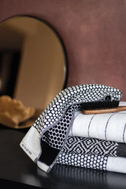 - GRID håndklæde, sort / råhvid^Mette Ditmer Outlet