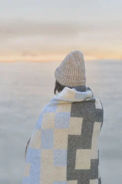 - MAZE-plaid - Light blue - W130 x L190 cm*Mette Ditmer Outlet