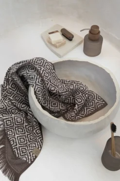 - MOROCCO-håndklæde - Chocolate / Off-white - W50 x L90 cm*Mette Ditmer