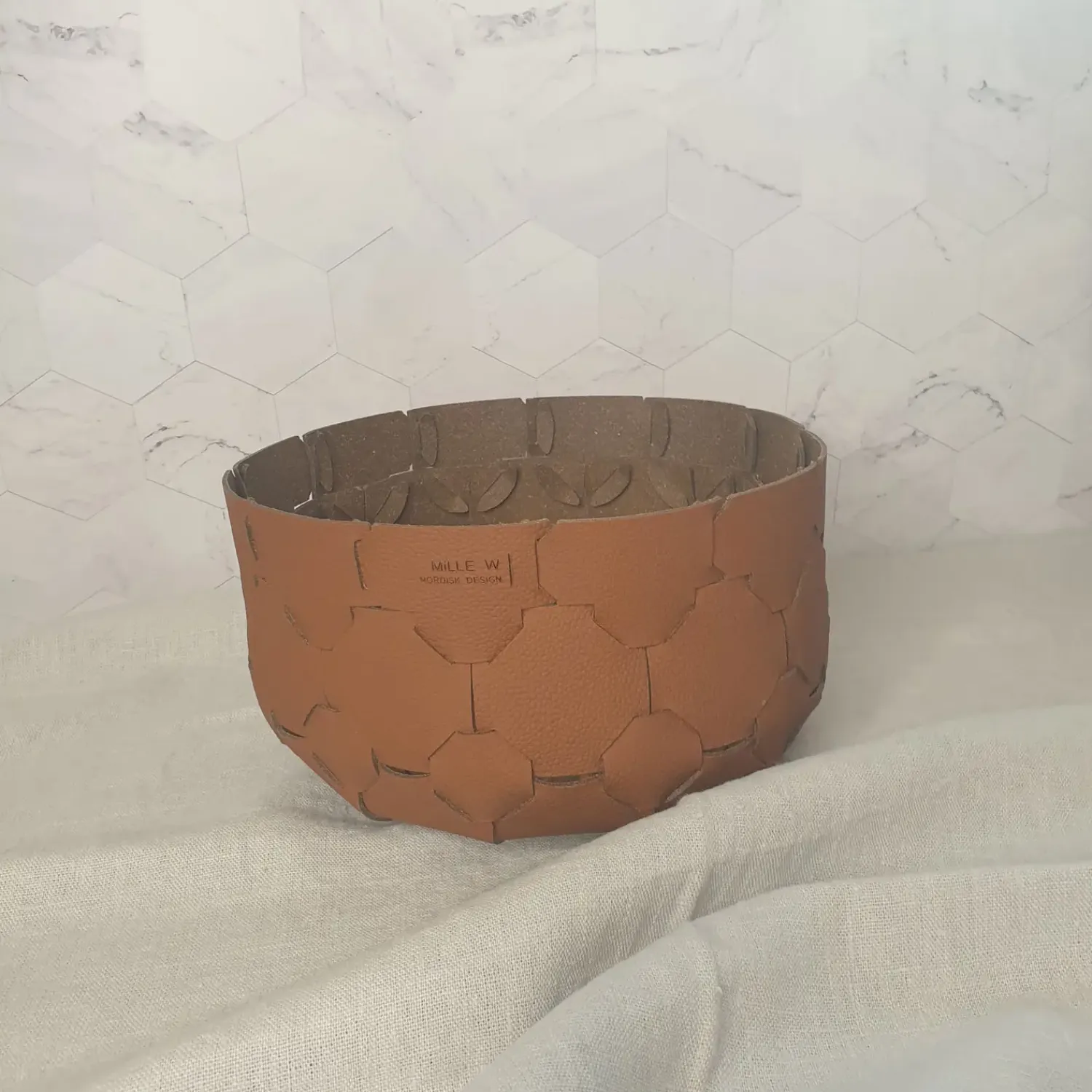 - Brødkurv - Cognac - Ø 24 cm^MILLE W NORDISK DESIGN Online