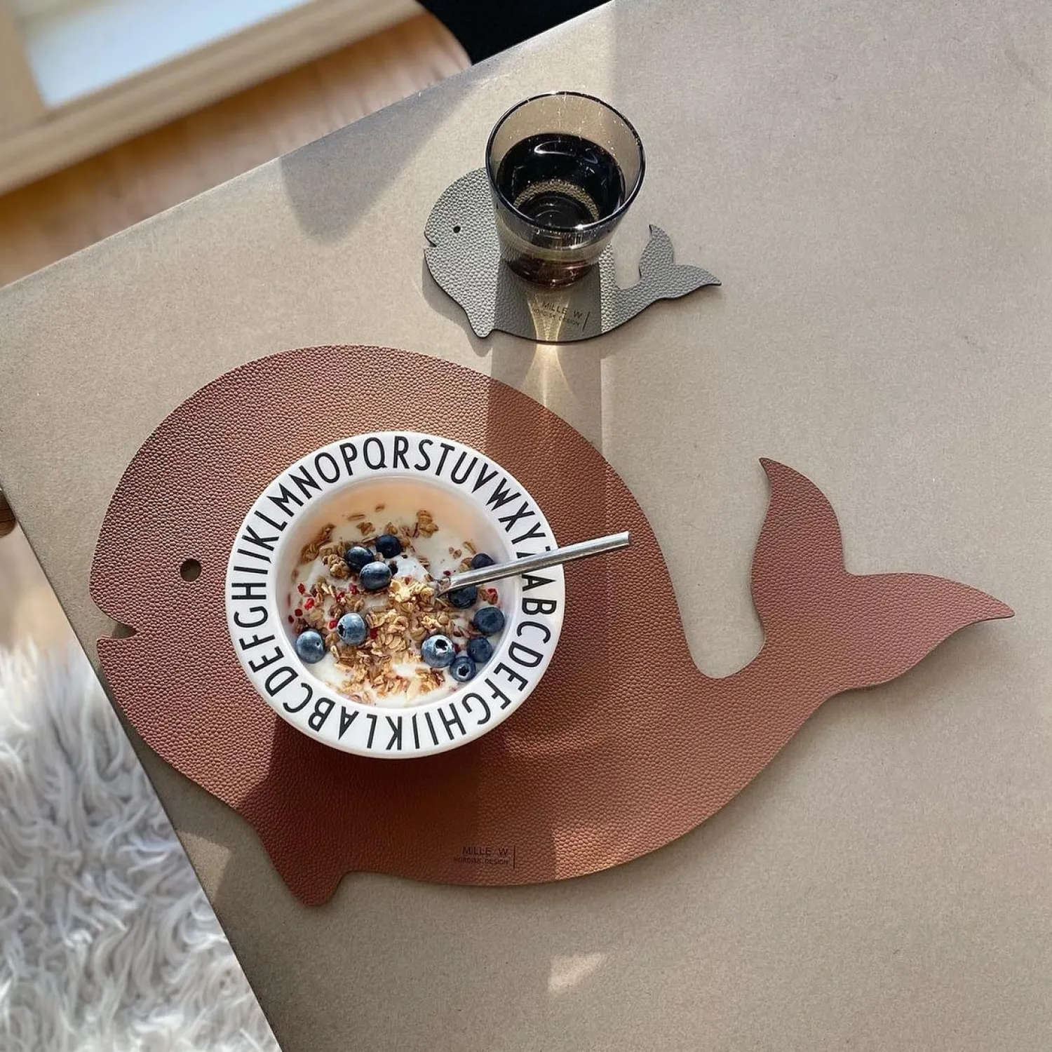 - Børne Dækkeserviet - Hval - Sort*MILLE W NORDISK DESIGN Outlet