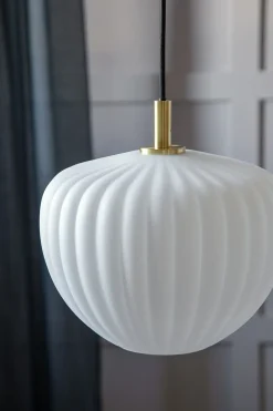 - Lampe - MOMA pendel - Opal glas og børstet Messing*Moudhome Clearance