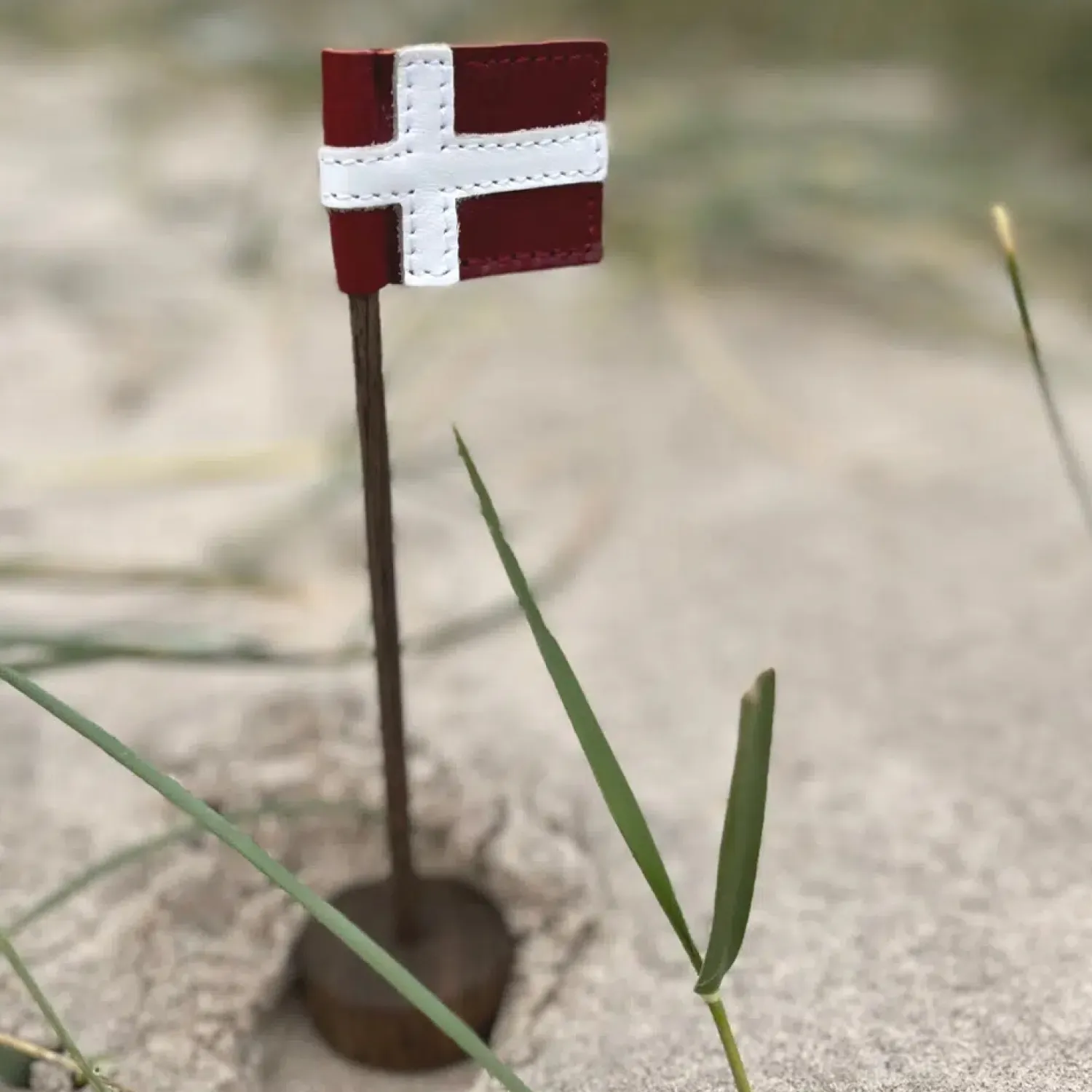 - Snoren - Bordflag mini i røget eg - H20*Nordic By Hand Sale