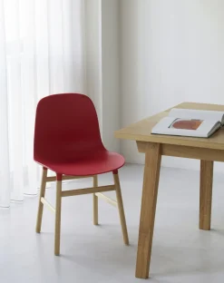- Form Chair Oak - Stol i Rød og Eg^Normann Copenhagen Hot