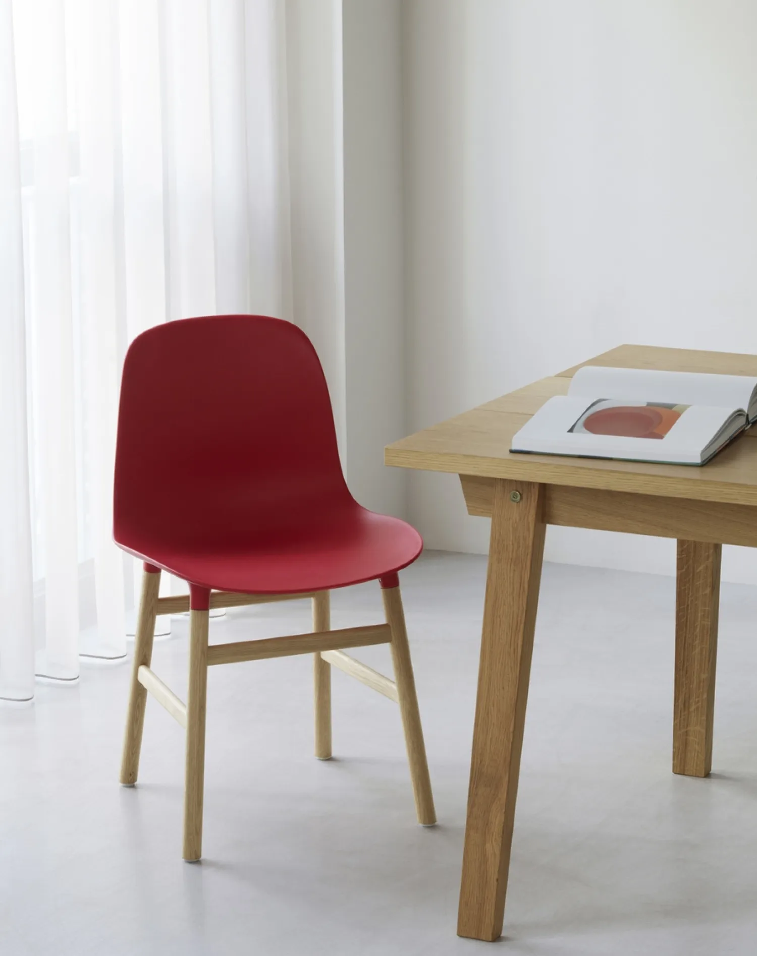 - Form Chair Oak - Stol i Rød og Eg^Normann Copenhagen Hot