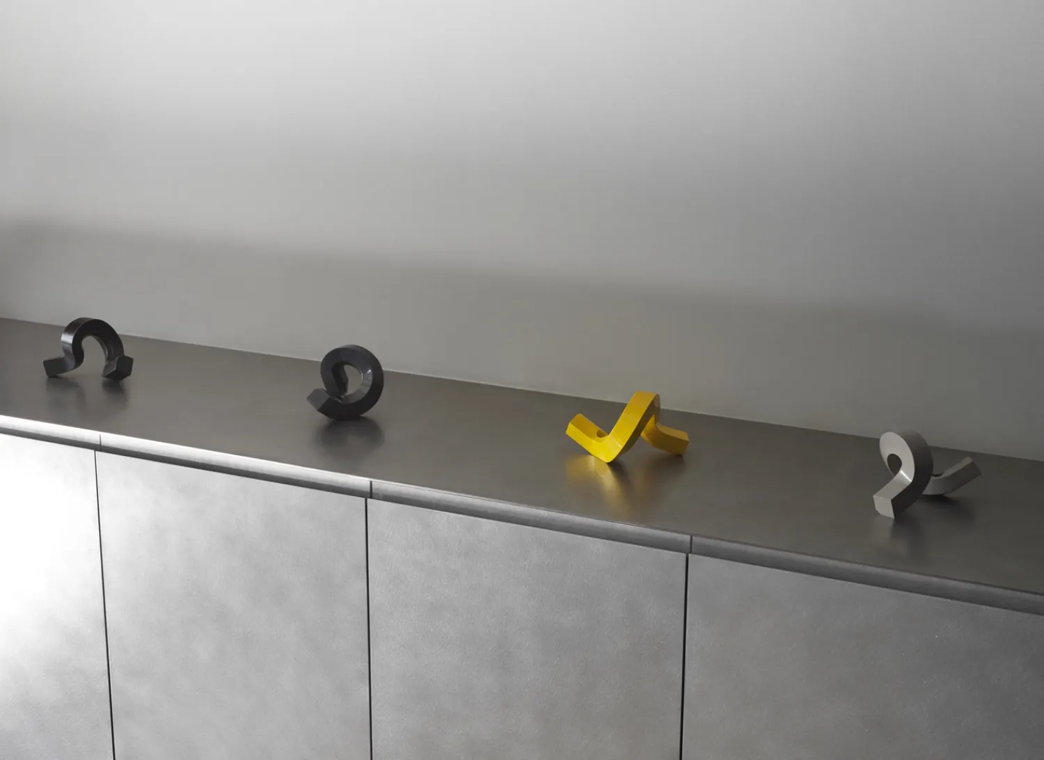 - Lysestage - Crooked Candlestick One - Warm Grey / Varm Grå^Normann Copenhagen Hot