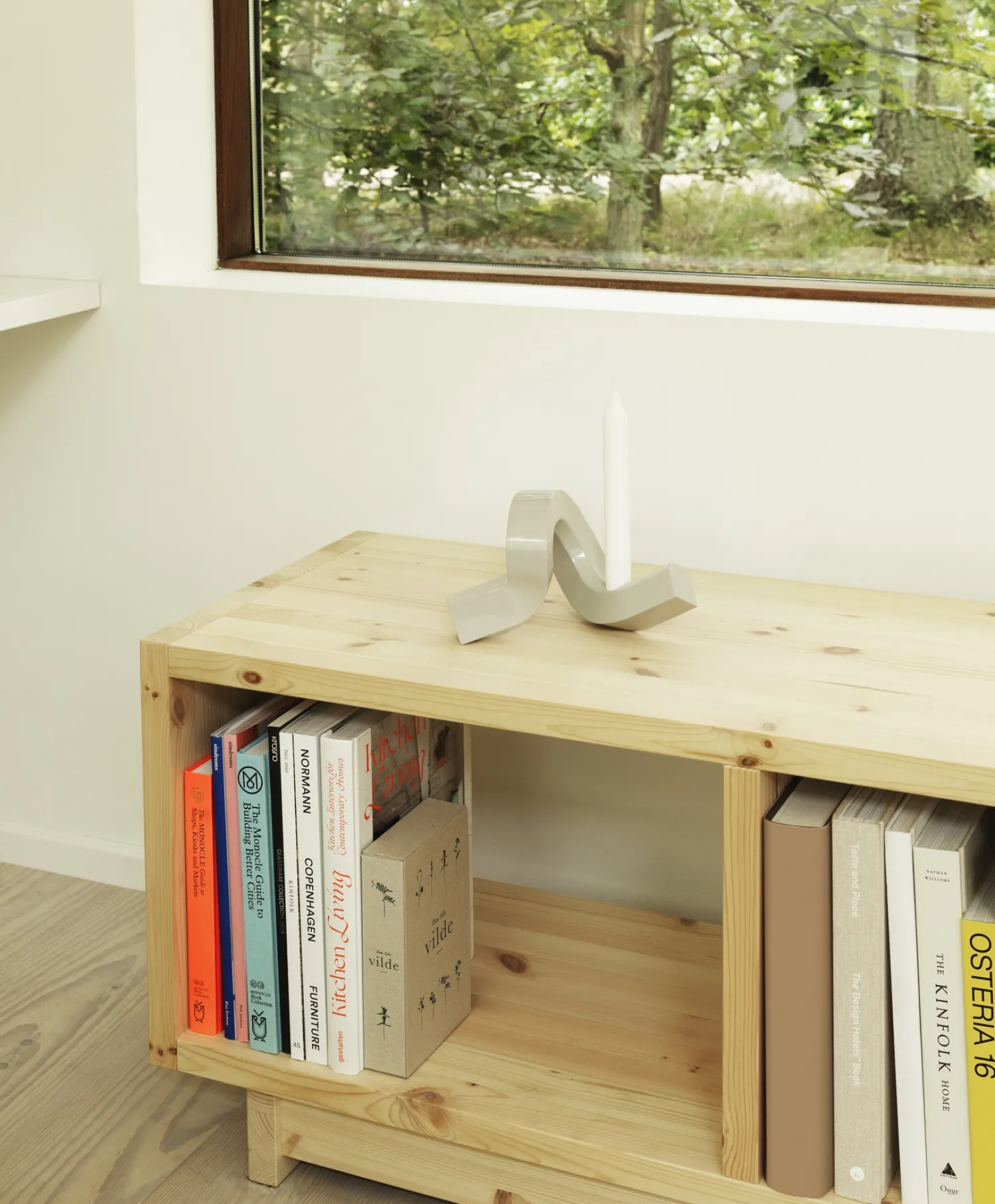 - Lysestage - Crooked Candlestick One - Warm Grey / Varm Grå^Normann Copenhagen Hot