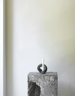 - Lysestage - Crooked Candlestick One - Grey / Grå*Normann Copenhagen Hot
