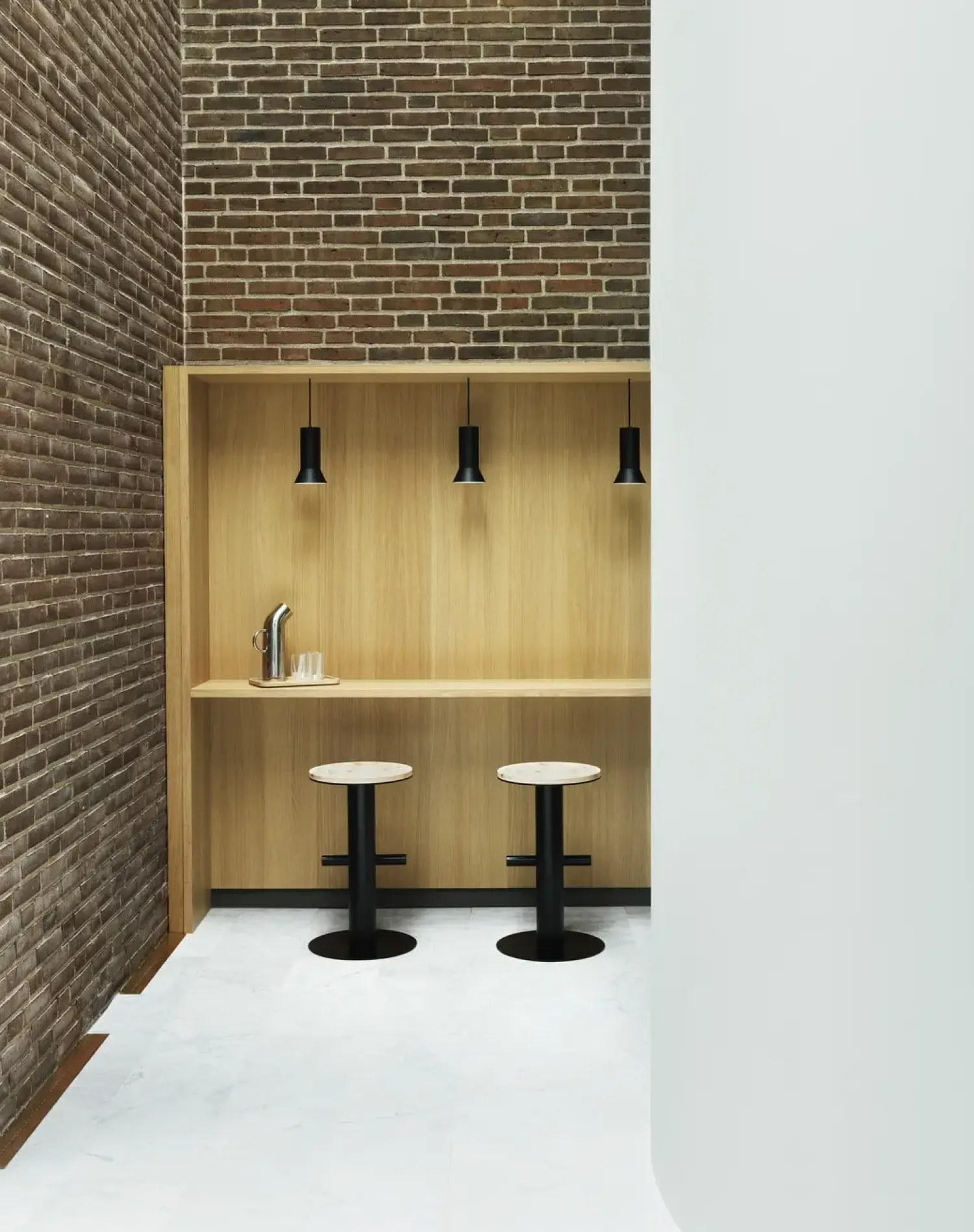 - Pole Barstool 75 cm - Pine/Black*Normann Copenhagen Best