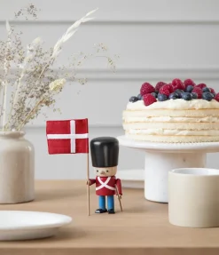 NovoForm - Rød garder m. flag og gevær^ Sale