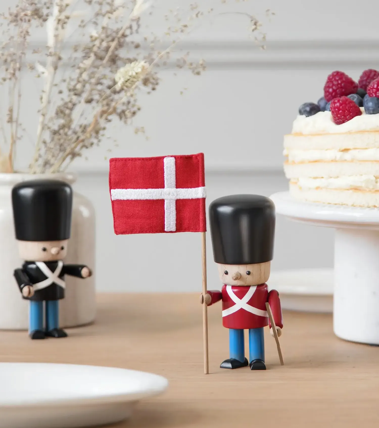 NovoForm - Sort garder m. flag og gevær* Outlet