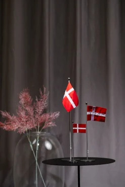 - Bord-flagstang - 25-cm med DANSK flag^Piet Hein Best