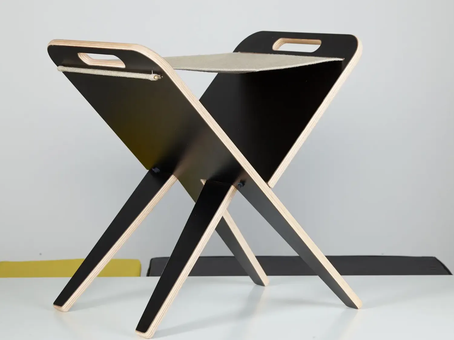 - Klaburet - Sort Nanotech laminat, sæde hør*Piet Hein Sale