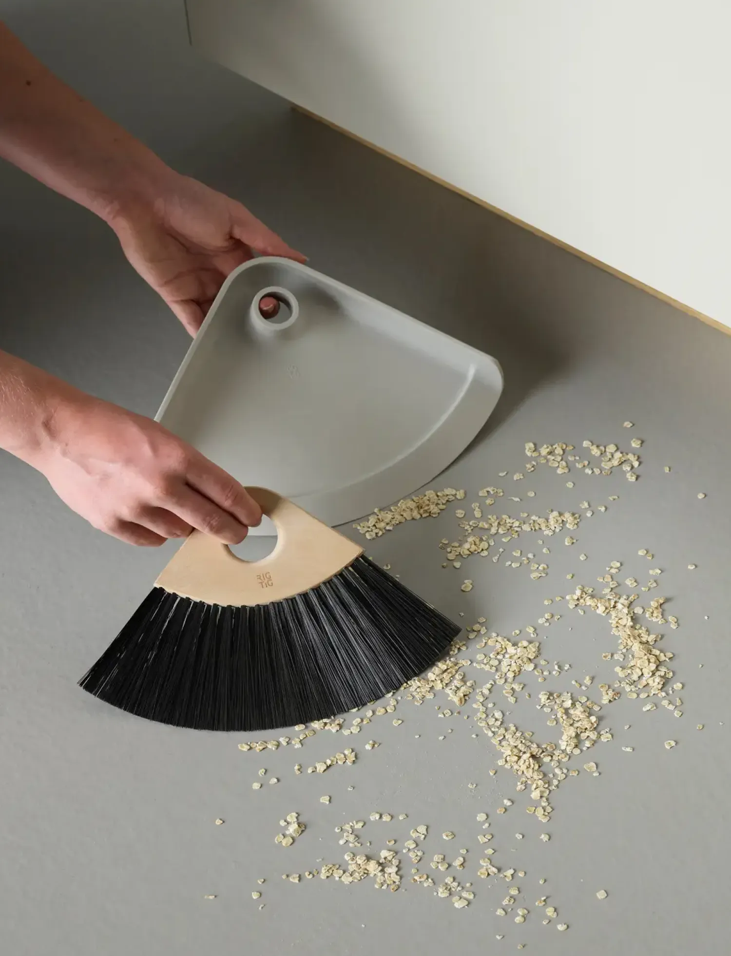 - SWEEP-IT fejebakke & kost light grey^RIG-TIG