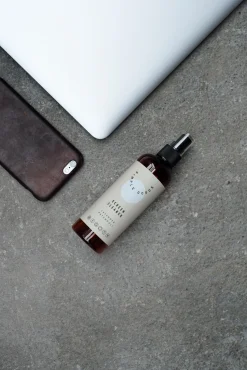 - Skærmrens*Simple Goods Hot