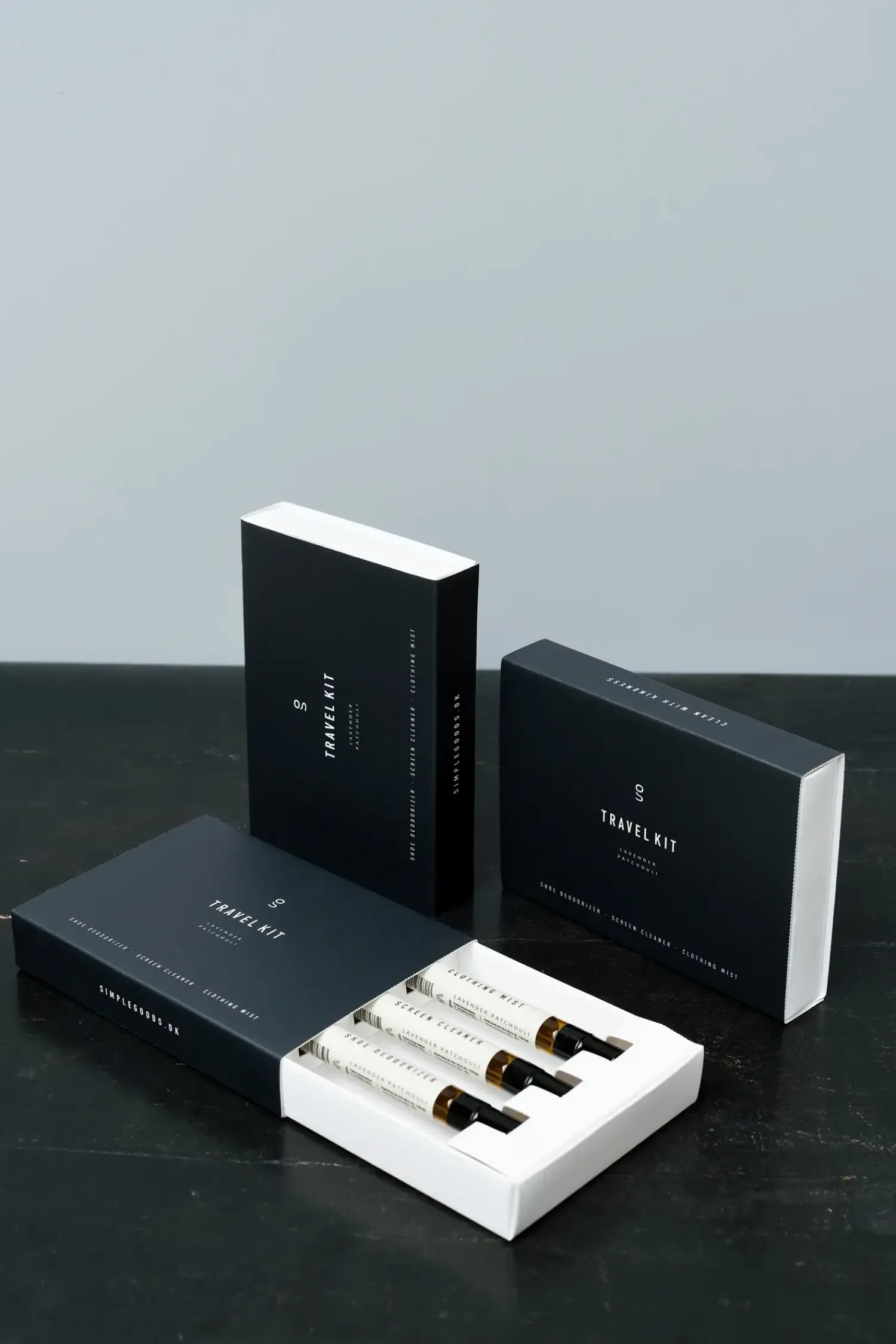 - Travel Kit - Tekstilspray, skærmrens & sko deodorant*Simple Goods