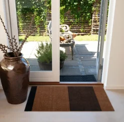 - Smudsmåtte - Stripes Horizon - Cognac/Dark Brown/Black - 40x60 cm^Tica Copenhagen Hot