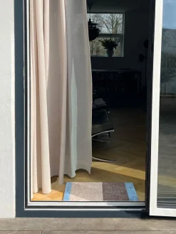 - Smudsmåtte - Stripes Horizon - Lyseblå/Ivory/Sand - 40x60 cm^Tica Copenhagen Online