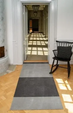 - Smudsmåtte - Stripes Horizon - Steelgrey/Lysegrå - 67x120 cm^Tica Copenhagen Hot