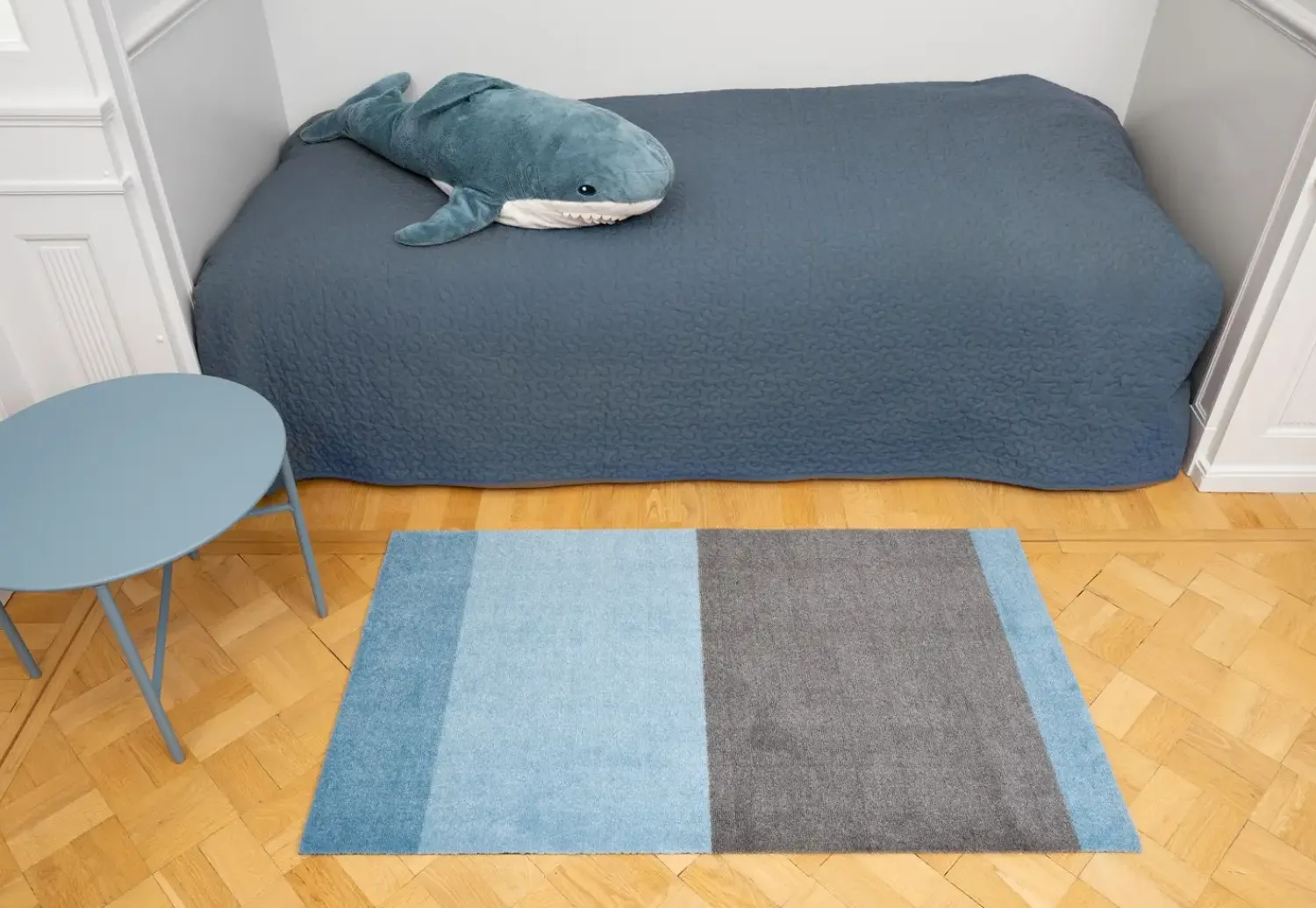 - Smudsmåtte - Stripes Horizon - Blå/Steelgrey - 90x200 cm*Tica Copenhagen Clearance