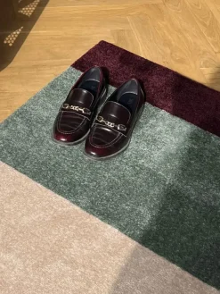 - Smudsmåtte - Stripes Horizon - Grøn/Ivory/Bordeaux- 40x60 cm*Tica Copenhagen Hot