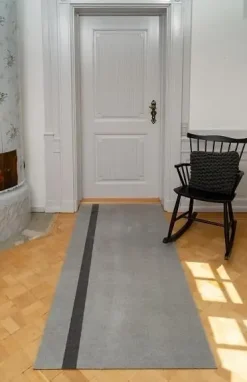 - Smudsmåtte - Stripes Vertical - Steelgrey/Lysegrå - 90x200 cm^Tica Copenhagen Hot