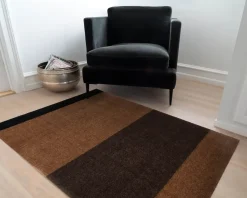 - Smudsmåtte - Stripes Horizon - Cognac/Dark Brown/Black - 60x90 cm^Tica Copenhagen
