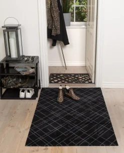 - Smudsmåtte - Lines - Sort/grå - 90x130 cm^Tica Copenhagen Hot